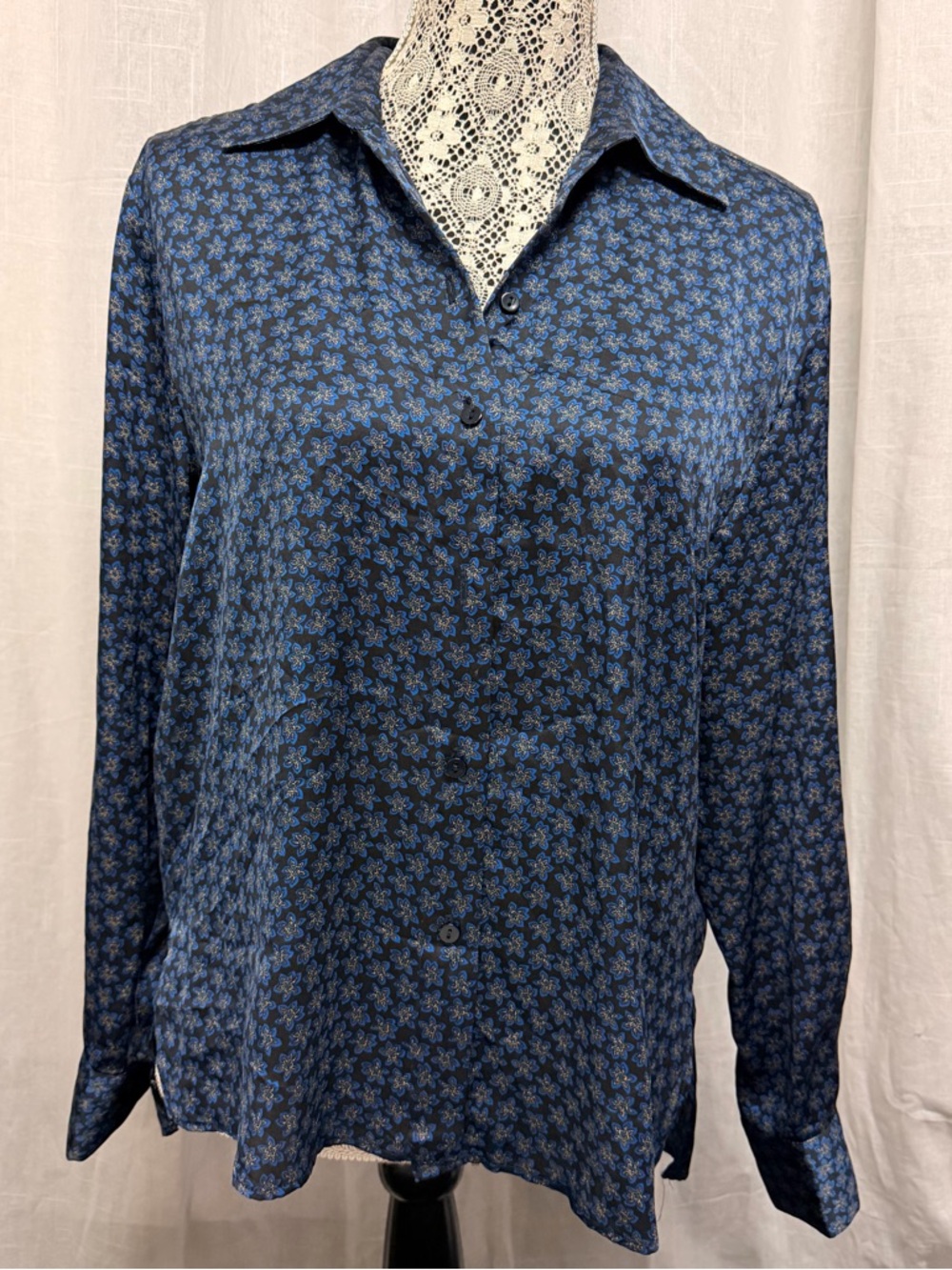 3/$30 🌺 Mango Button-Down Shirt